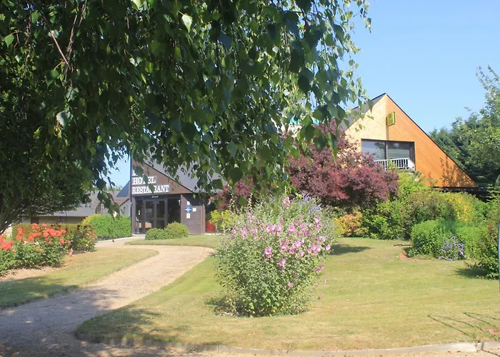 Les Dineux Village