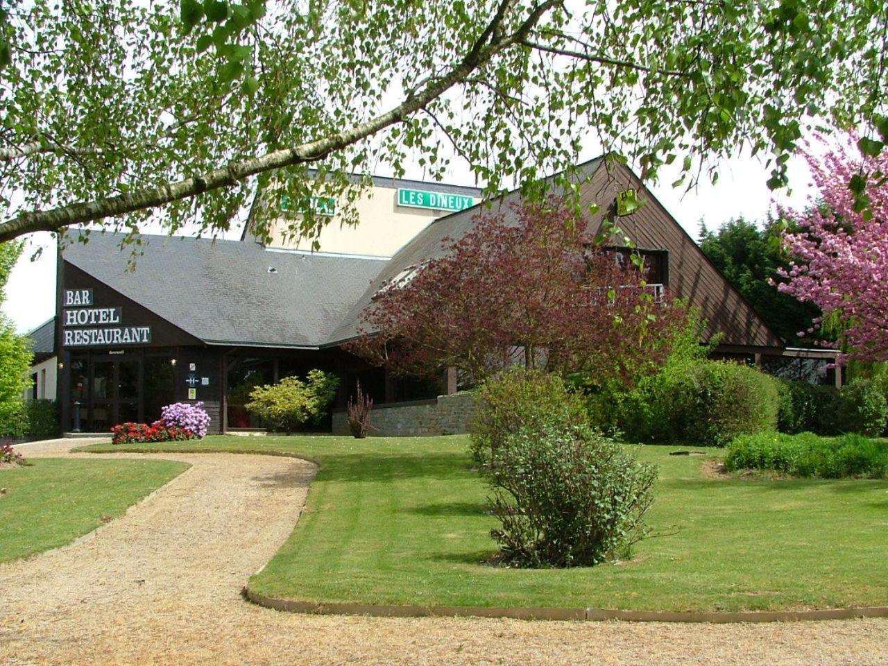 Les Dineux Village