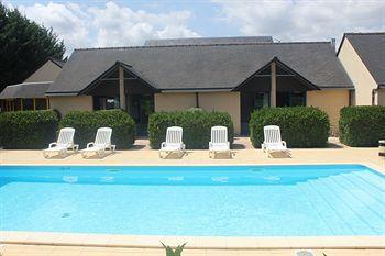 Les Dineux Village
