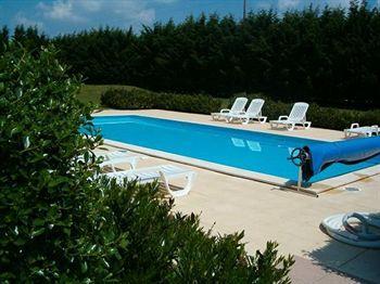 Les Dineux Village Hotel